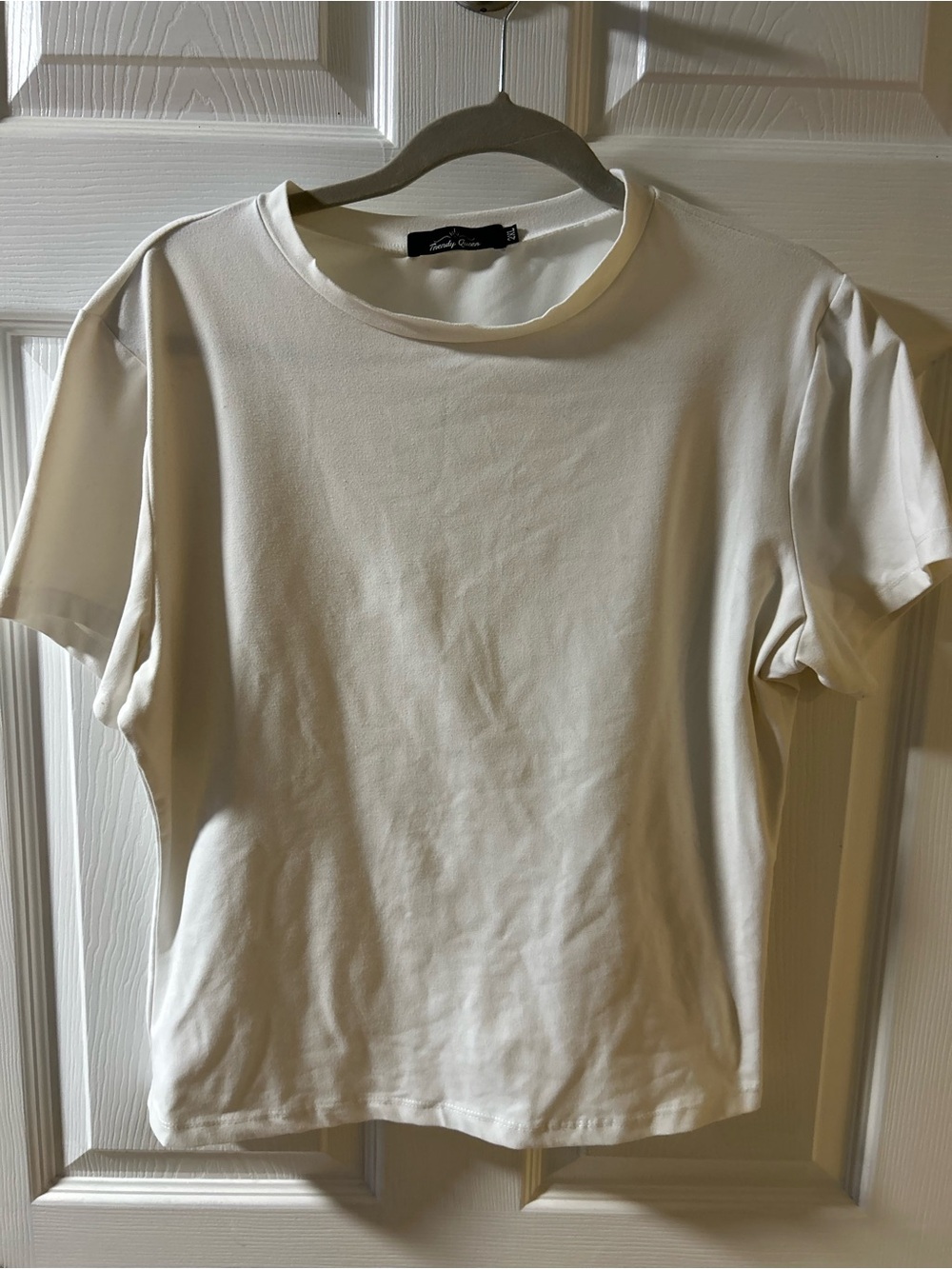 Trendy Queen Brand White T-shirt Crew Neck Comfortable Short Sleeves Size L